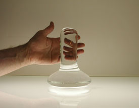 Glass Muller Extra Large Size and how it relates to the hand.